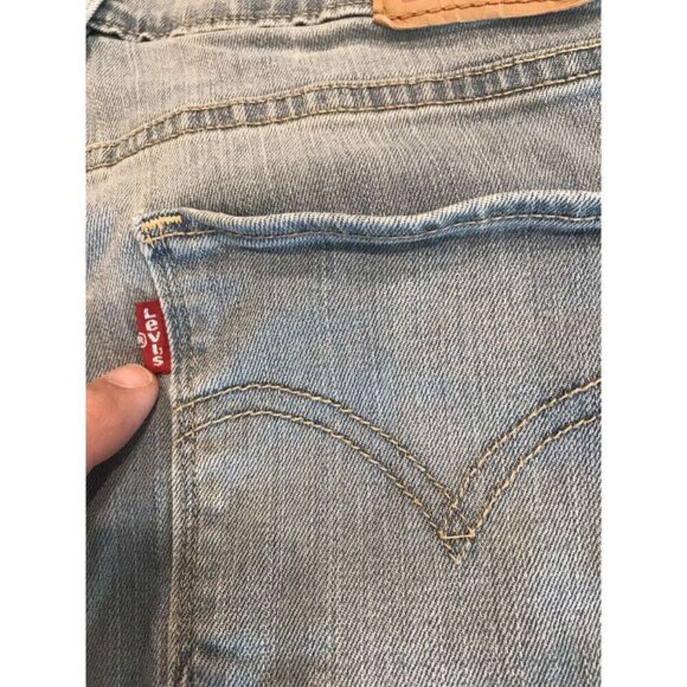 LEVI'S Women's Light Wash Stretch Denim Mid-Rise Cuffed Bermuda Shorts Sz.30 - Picture 2 of 8